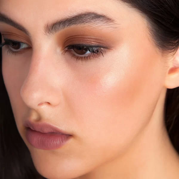 bonnielou model copy Хайлайтър theBalm Bonnie-Lou Manizer