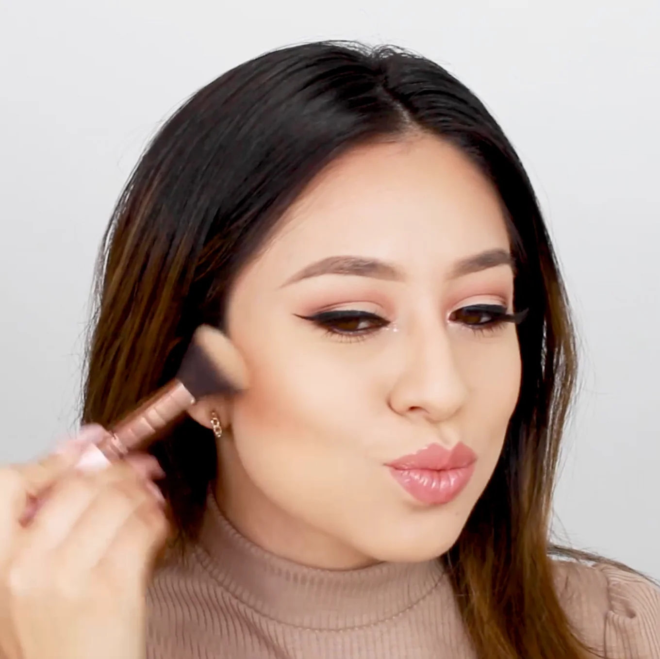 videothumb 432994863 Бронзант theBalm Bronzilla Bronzer