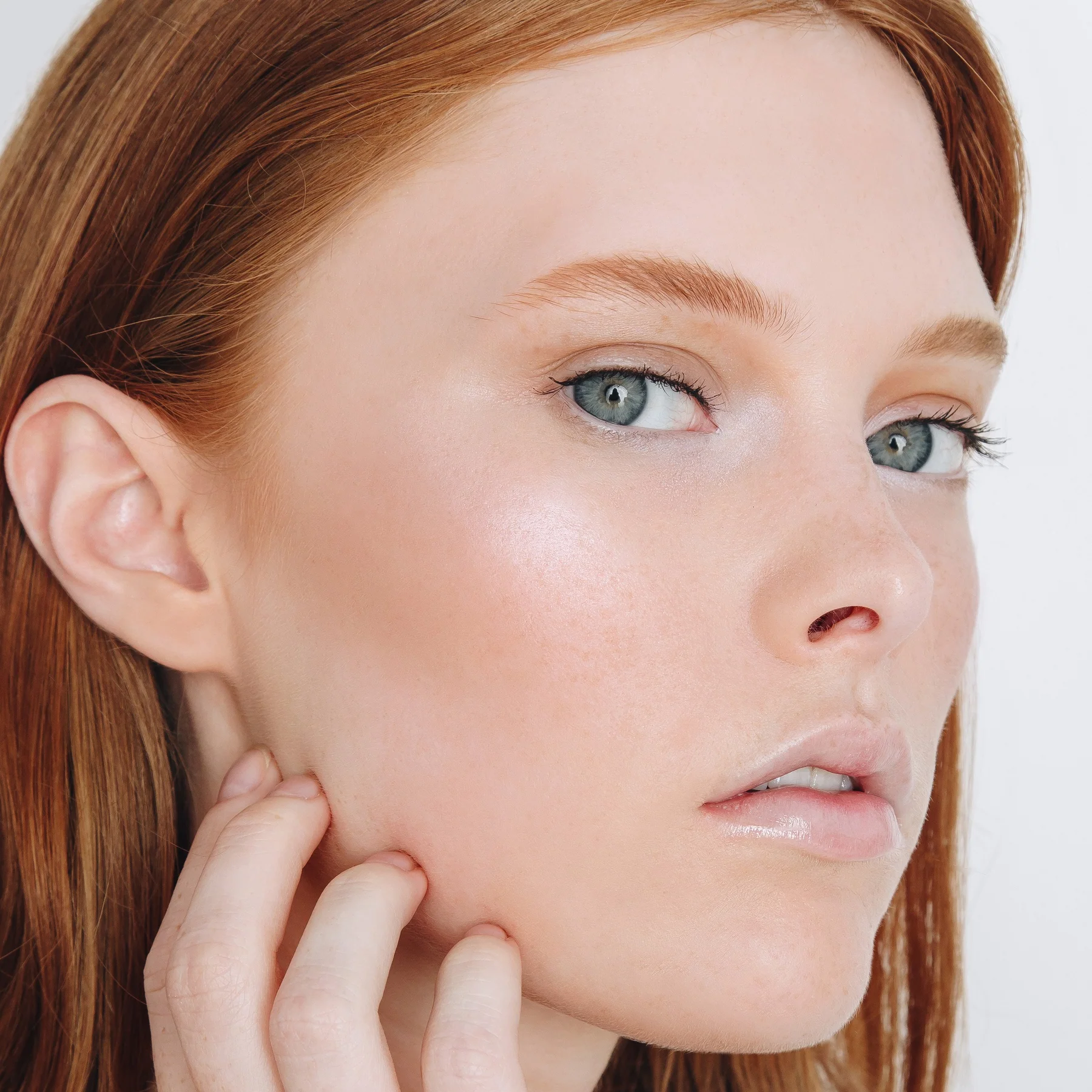 cindylou_model Хайлайтър theBalm Cindy-Lou Manizer