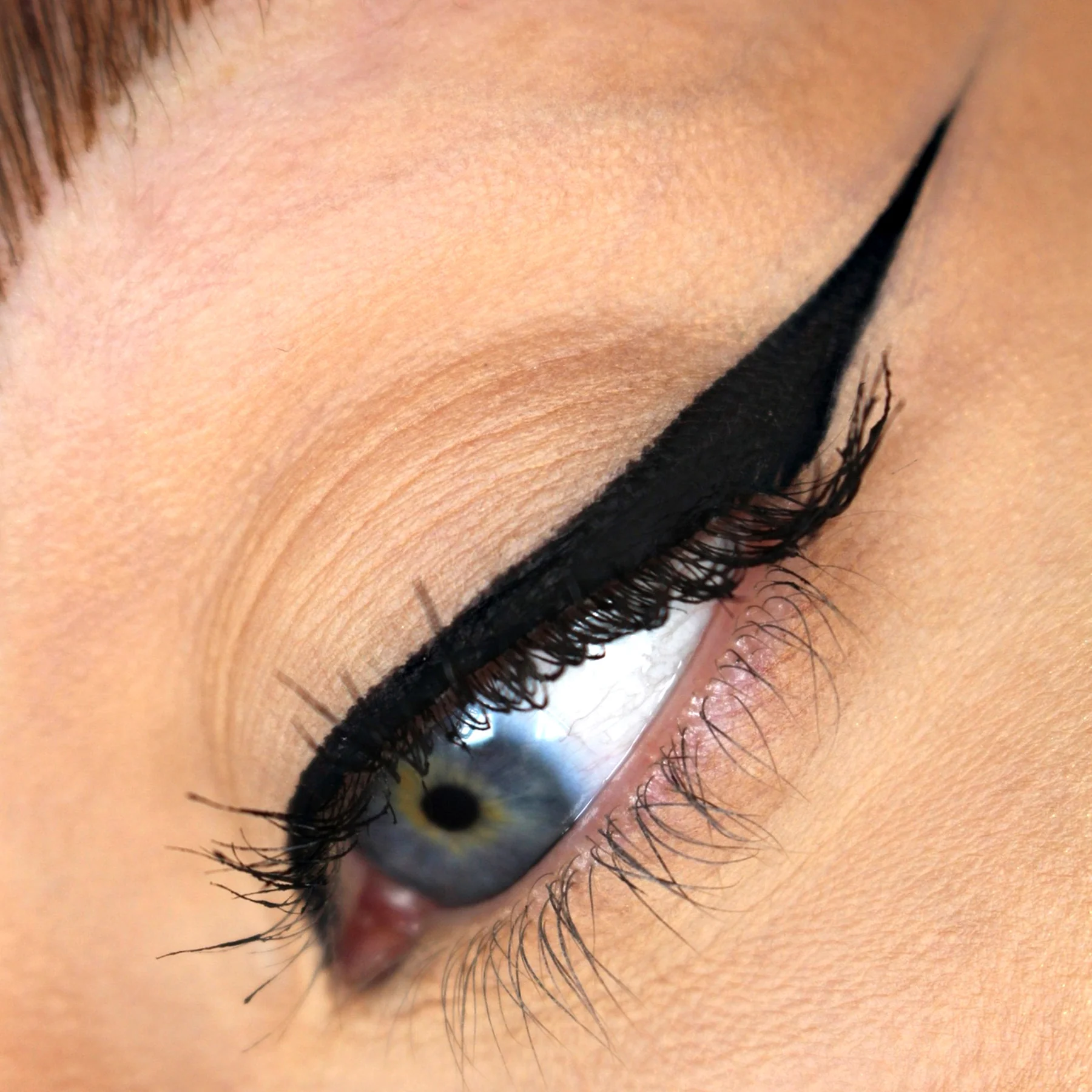 Schwing-black-model-updt Комплект течни очни линии theBalm Schwing Trio Limited Edition