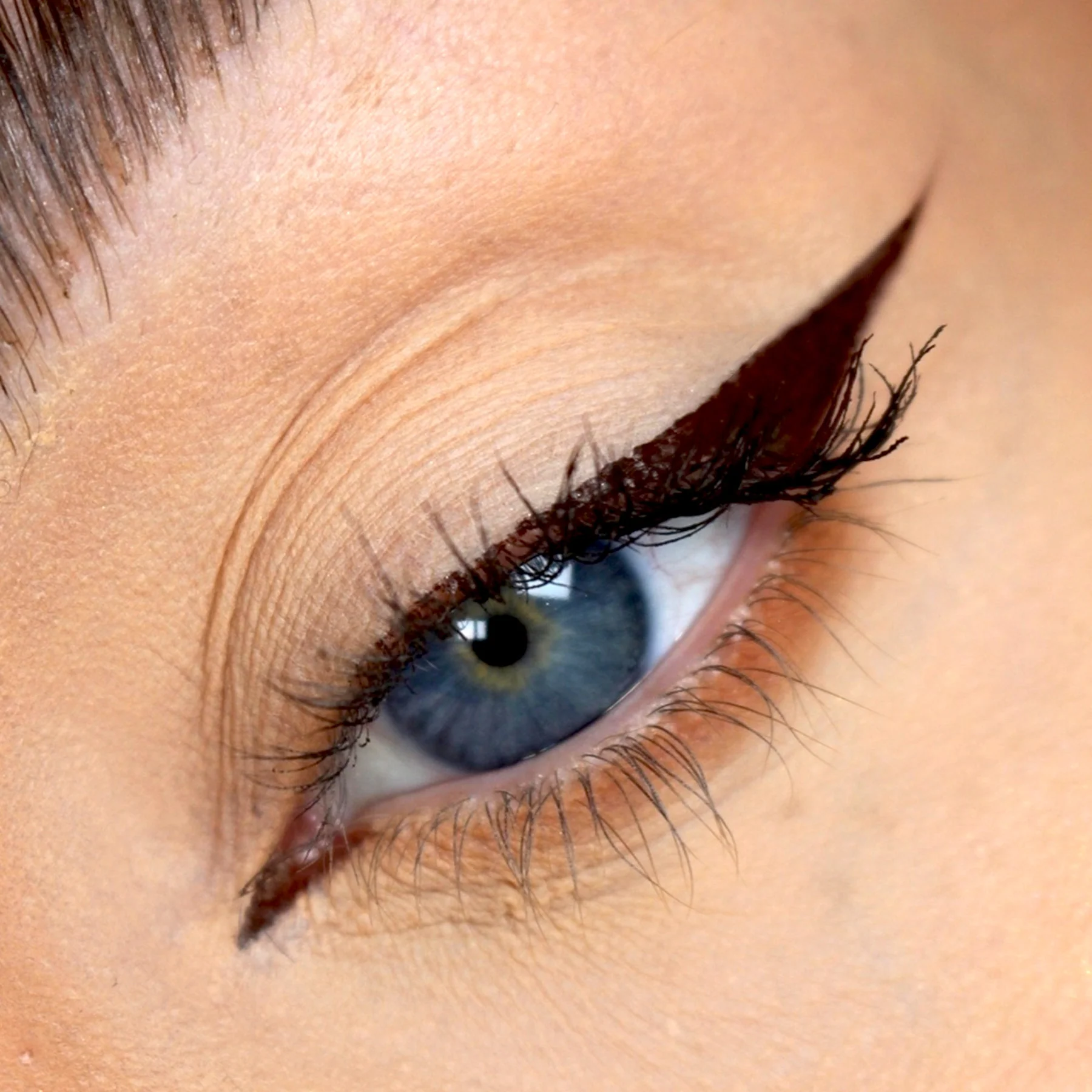 Schwing-brown-model-updt Комплект течни очни линии theBalm Schwing Trio Limited Edition