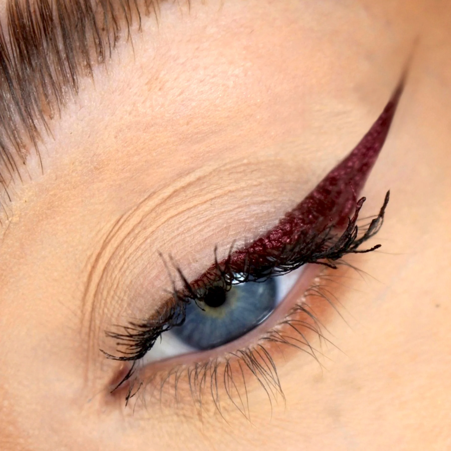 Schwing-purple-model-updt Комплект течни очни линии theBalm Schwing Trio Limited Edition