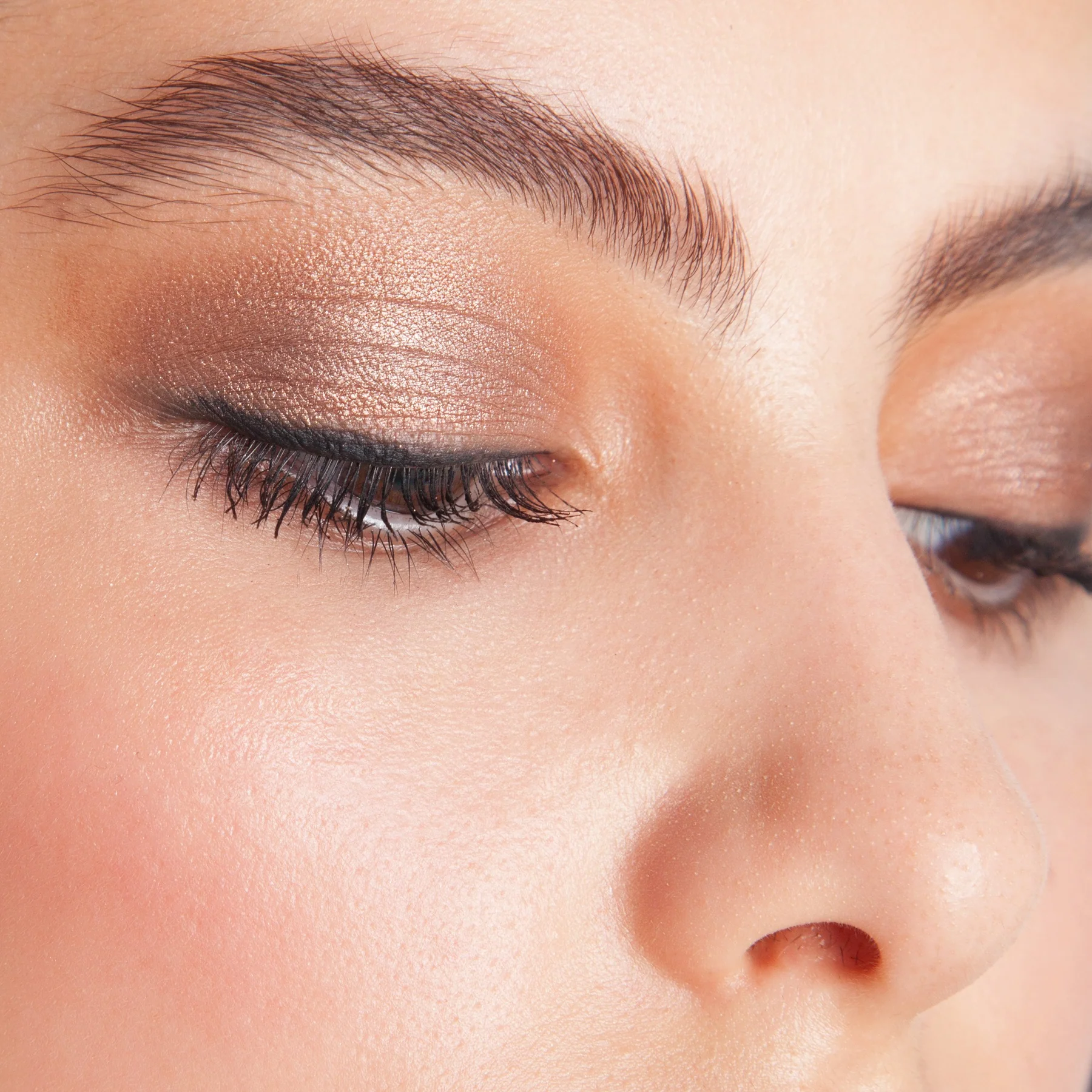 overshadow_ifyourerichimsingle_model Минерални сенки за очи theBalm Overshadow