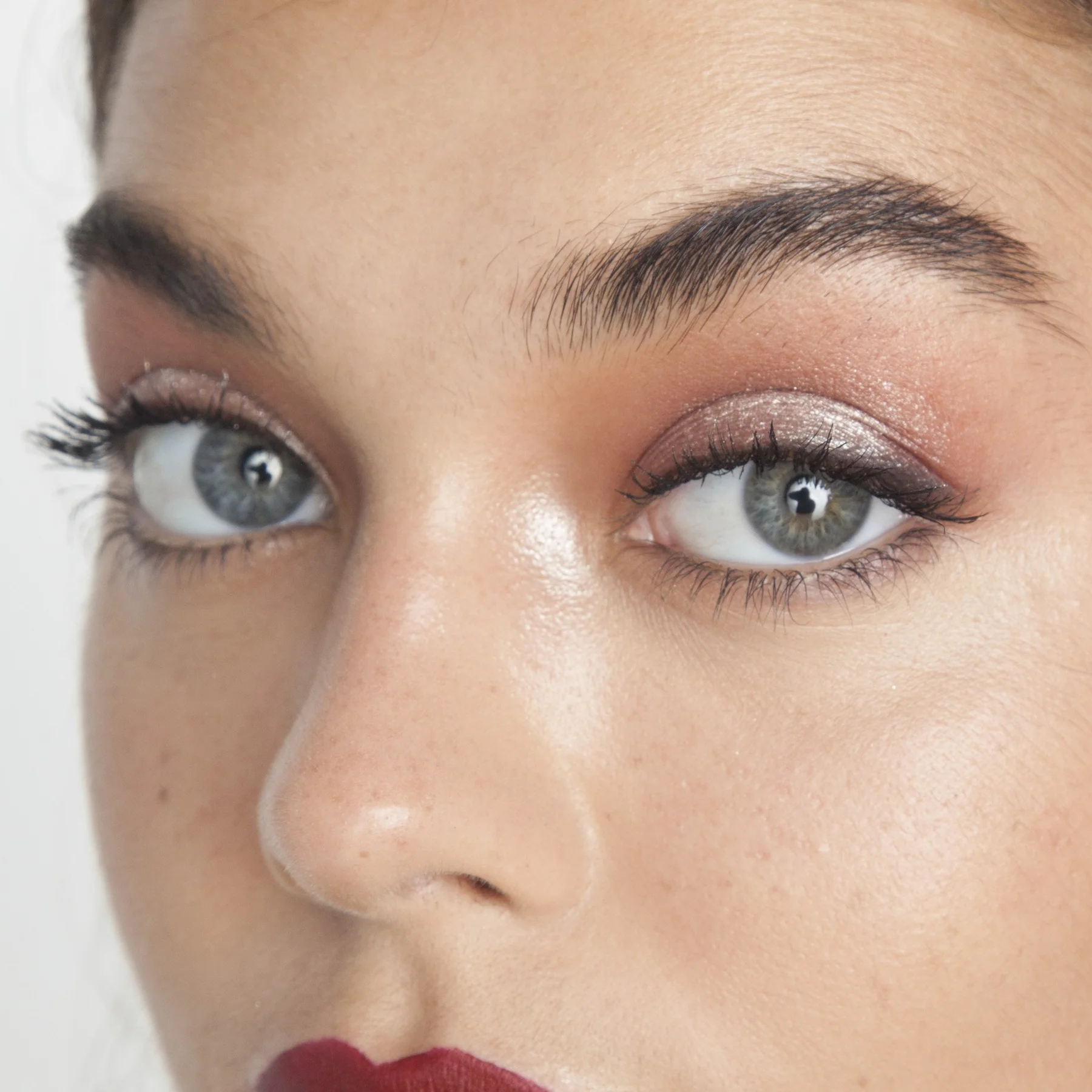 overshadow_nomoneynohoney_model2 Минерални сенки за очи theBalm Overshadow