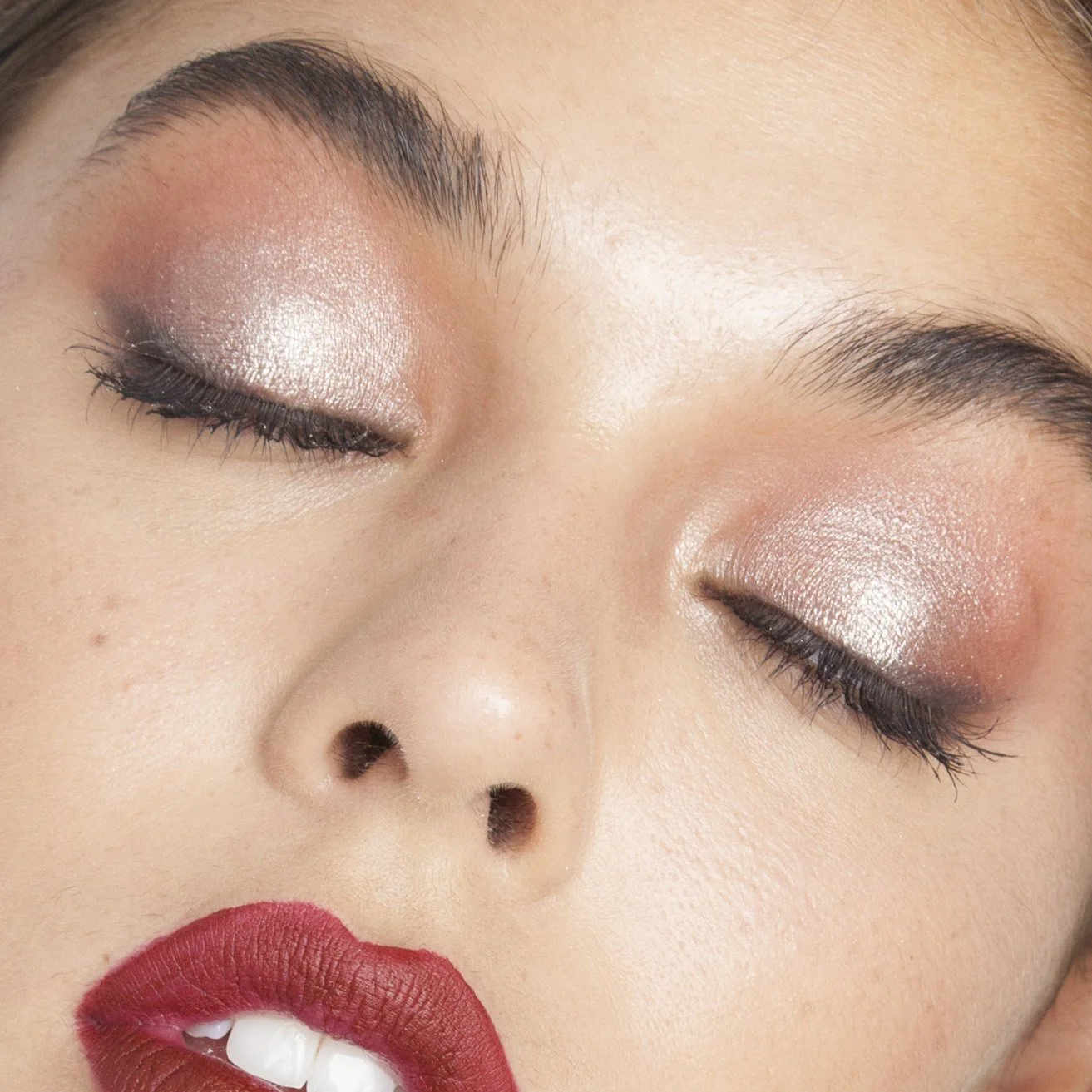 overshadow_workisoverrated_model Минерални сенки за очи theBalm Overshadow