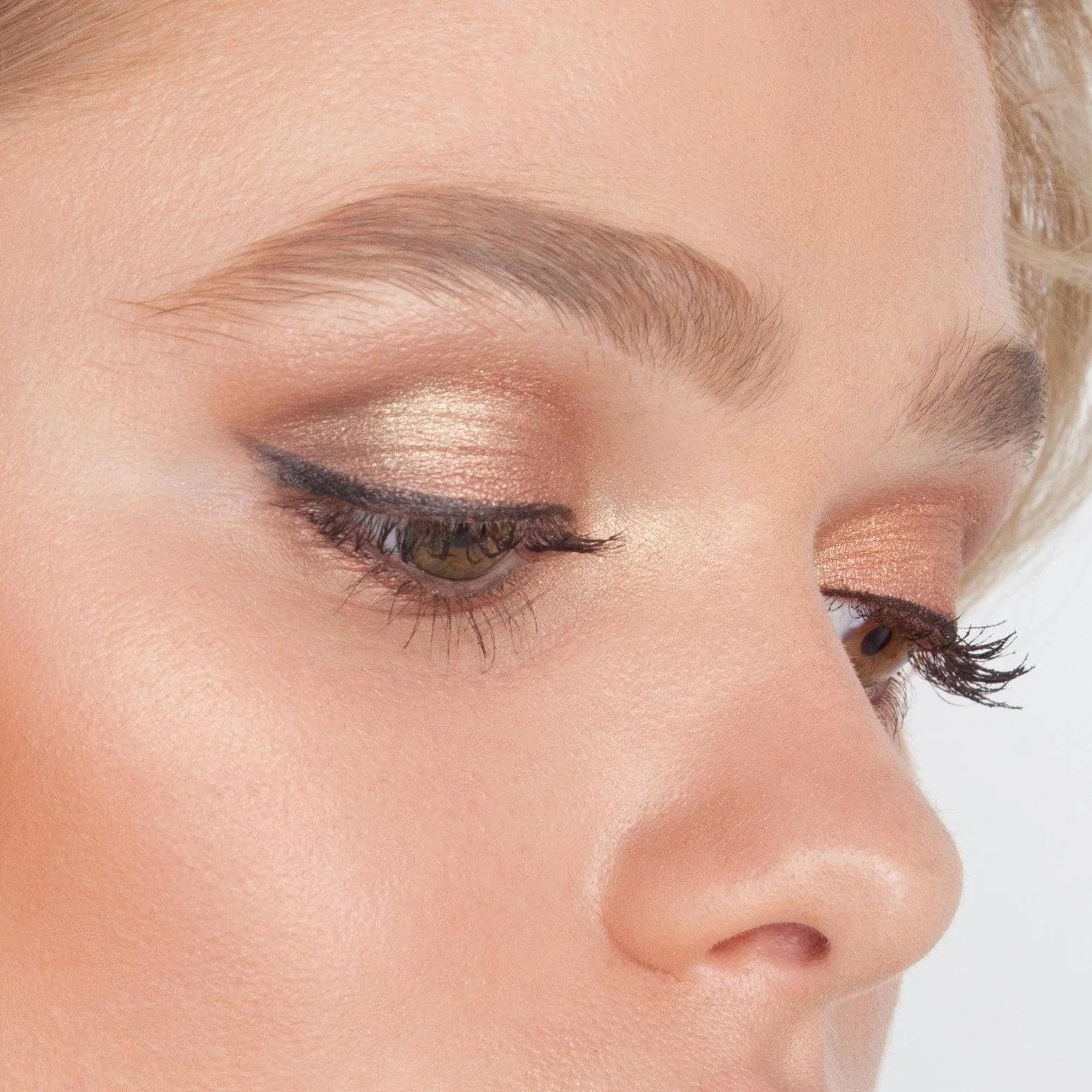 overshadow_youbuyillfly_model Минерални сенки за очи theBalm Overshadow